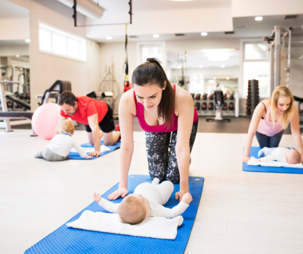 Benefícios do Pilates pós-parto: quando começar e cuidados a ter