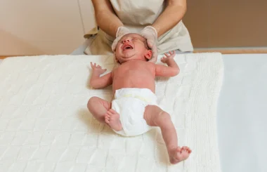 Bebé recém-nascido durante uma avaliação de fisioterapia pediátrica